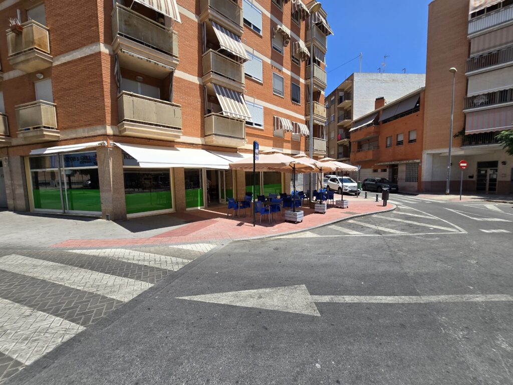 Imagen del local desde fuera de día